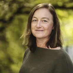 En mann med brunt hår