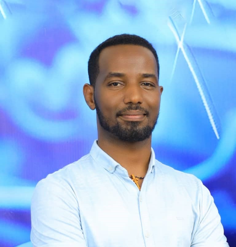 En mann i hvit skjorte