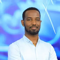 En mann i hvit skjorte