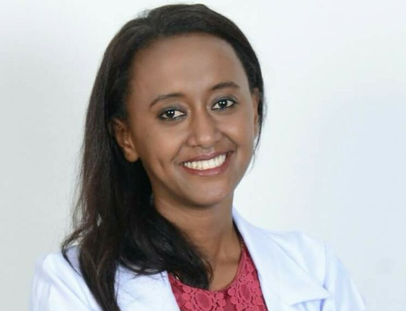 Et nærbilde av en kvinne som smiler