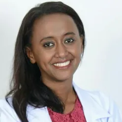 Et nærbilde av en kvinne som smiler