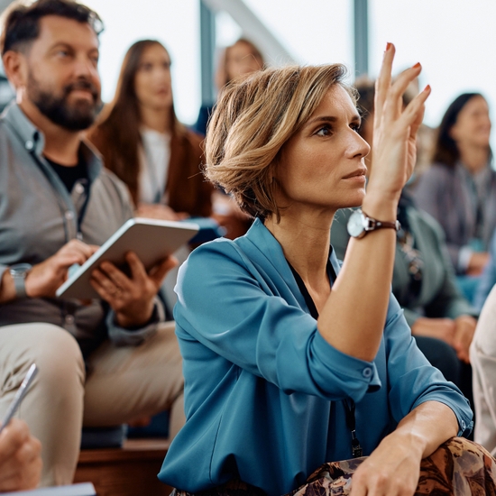 En person som rekker opp hånden