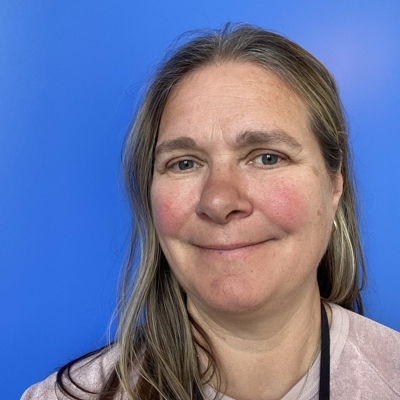 En dame med langt hår