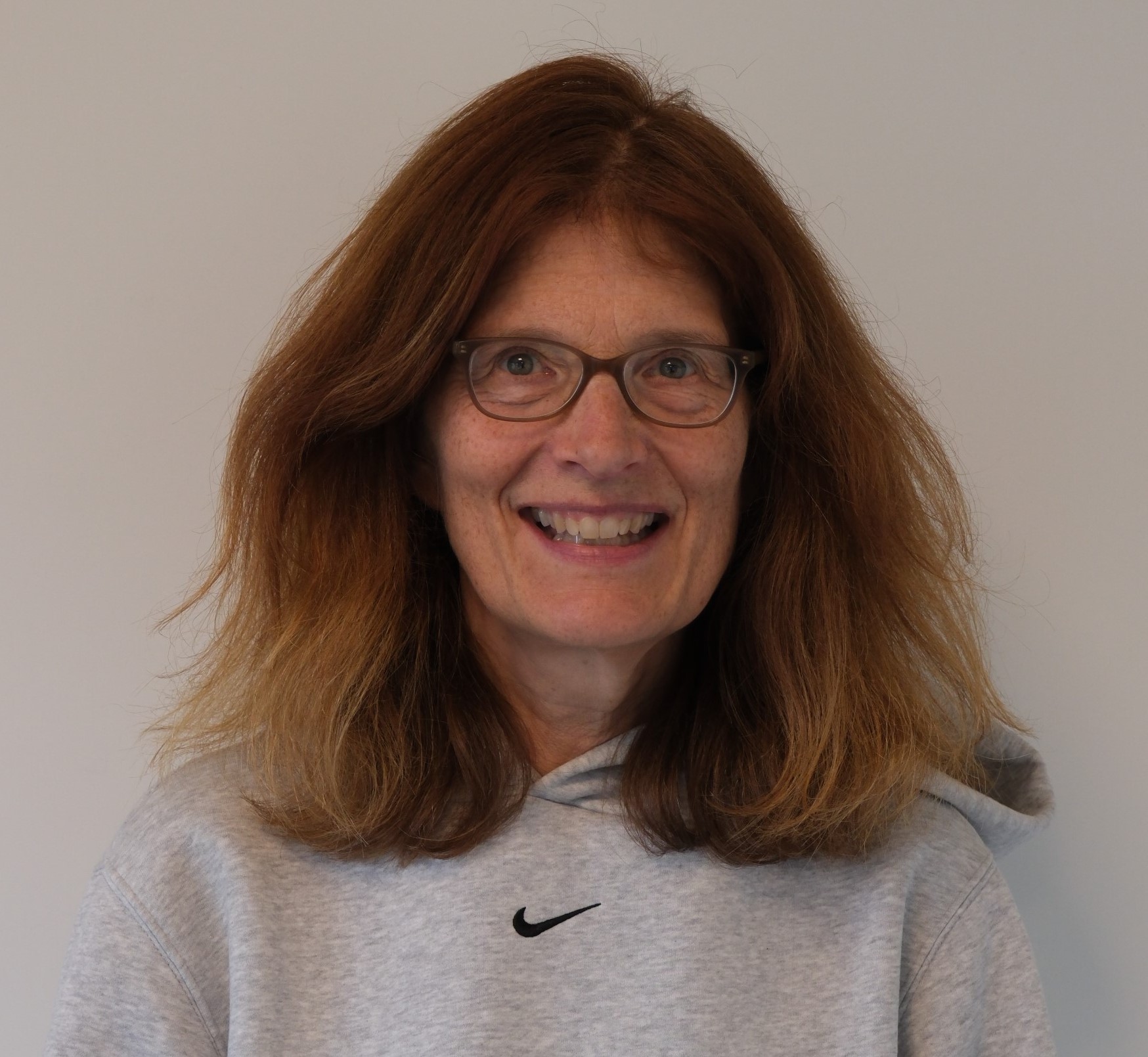 En kvinne med langt hår som smiler