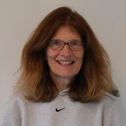 En kvinne med langt hår som smiler