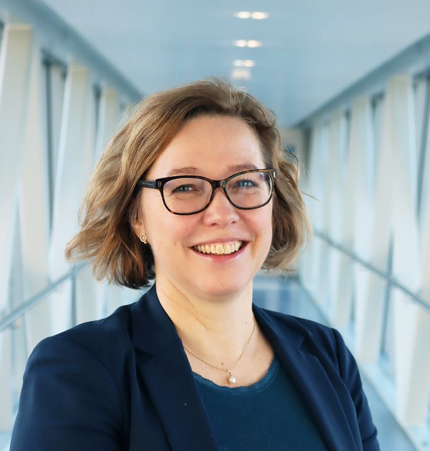 En person som bruker briller