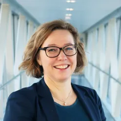 En person som bruker briller