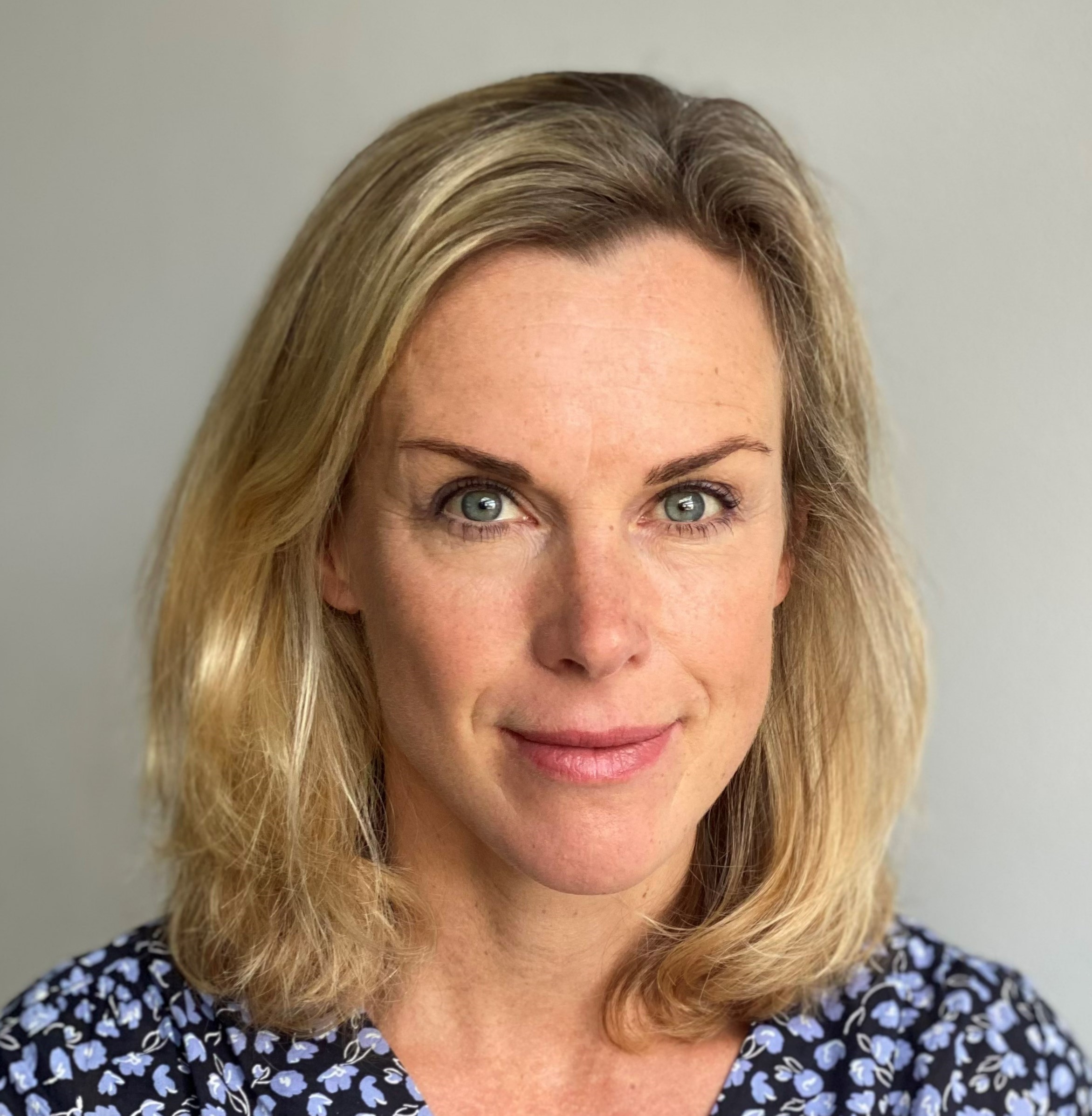 En kvinne med blondt hår