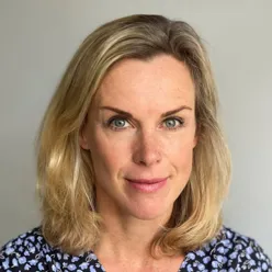 En kvinne med blondt hår