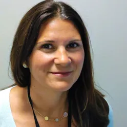 En kvinne med langt hår