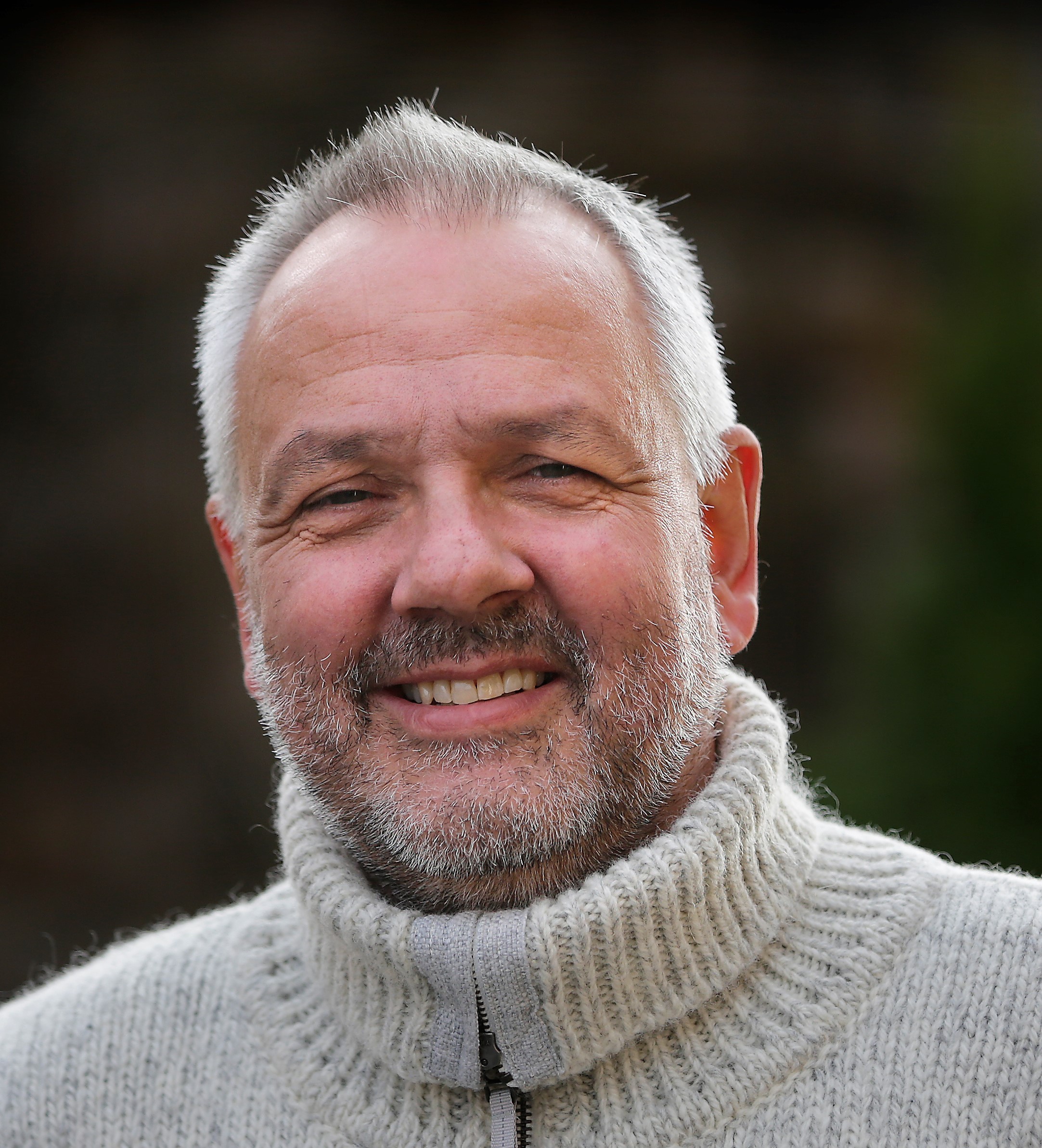 En mann med hvitt skjegg