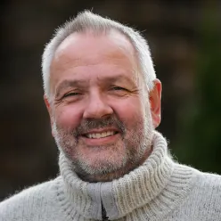 En mann med hvitt skjegg