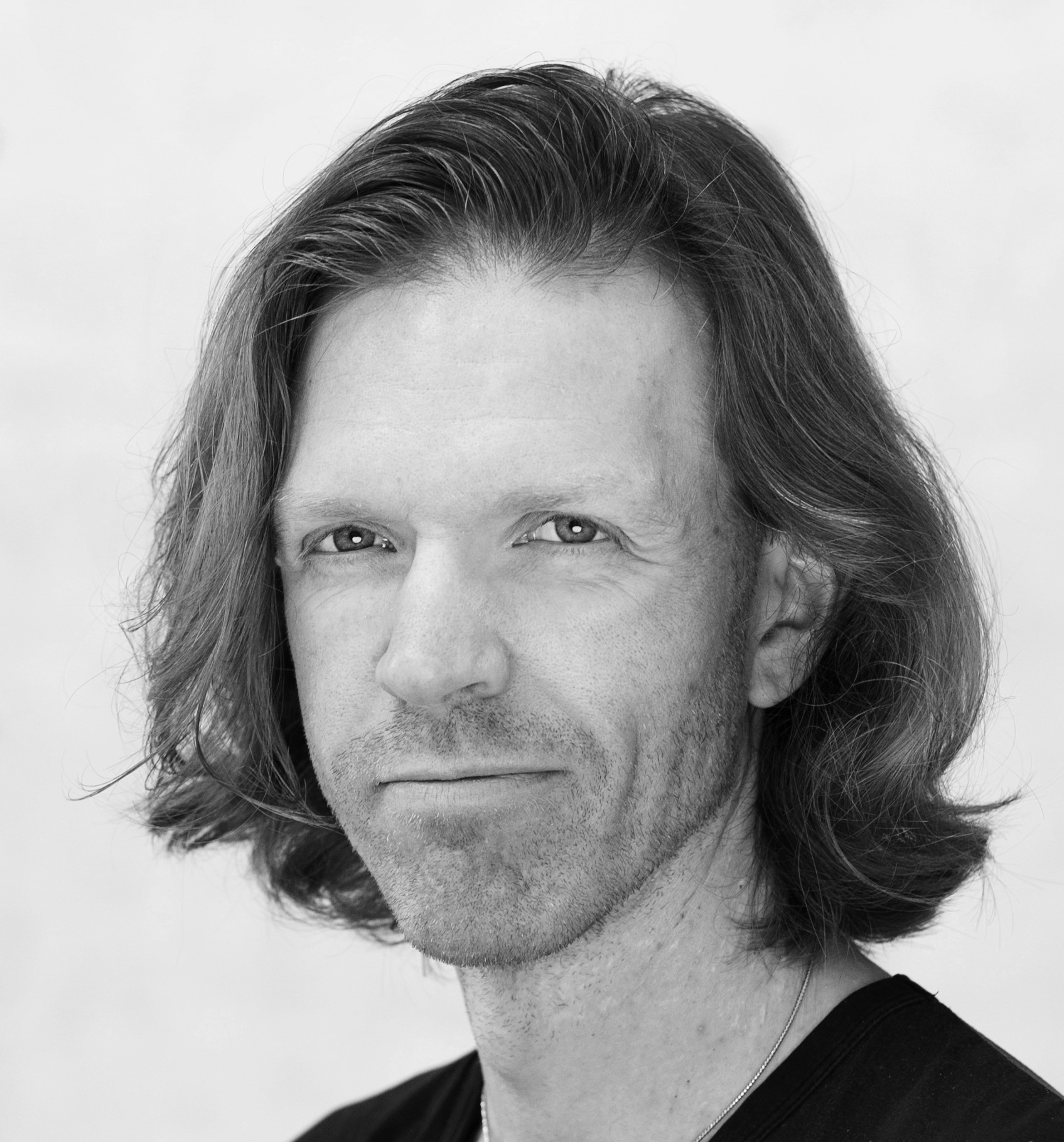 En mann med langt hår