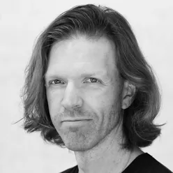 En mann med langt hår