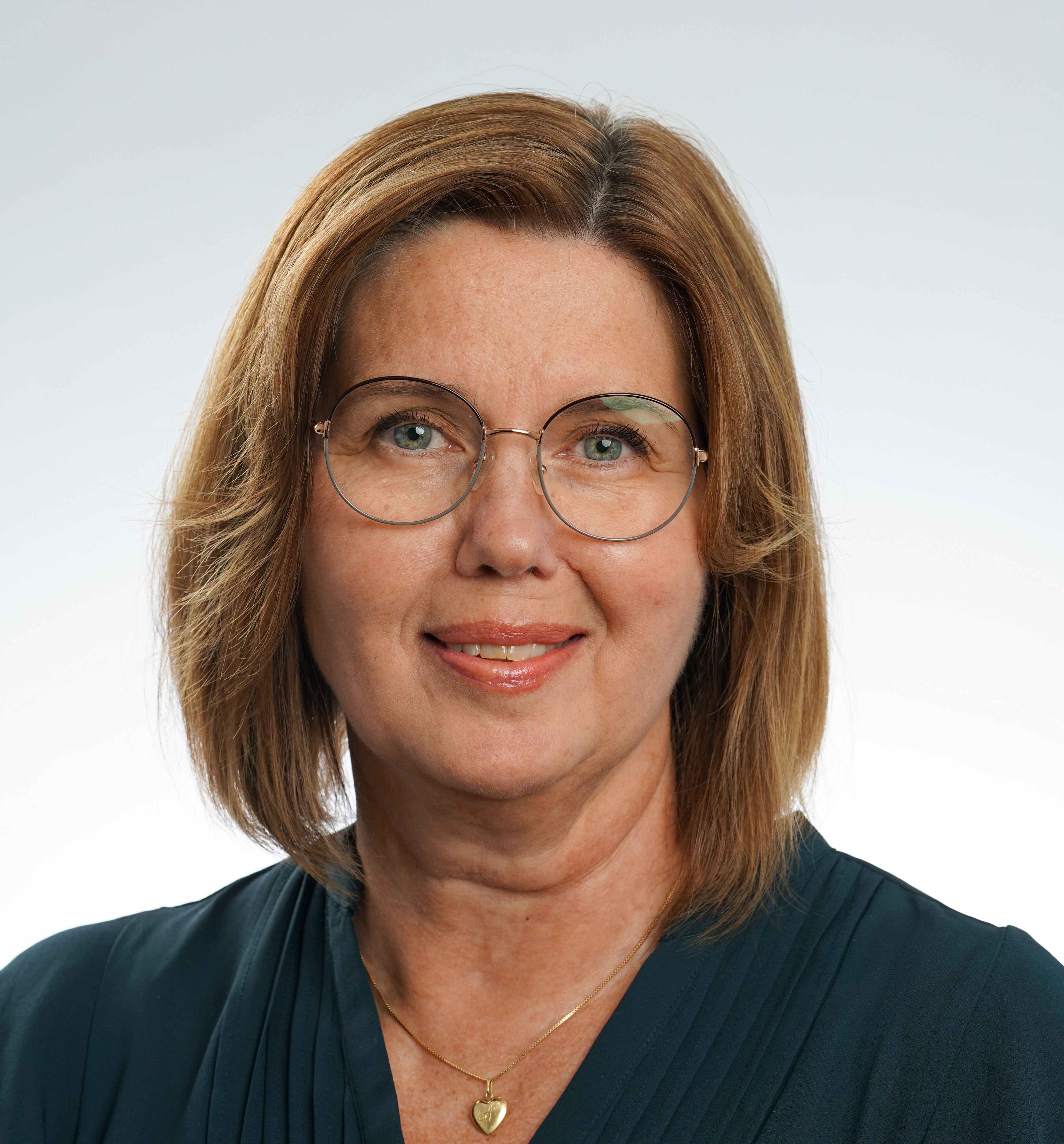 En mann med briller som smiler