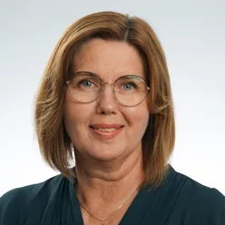 En mann med briller som smiler