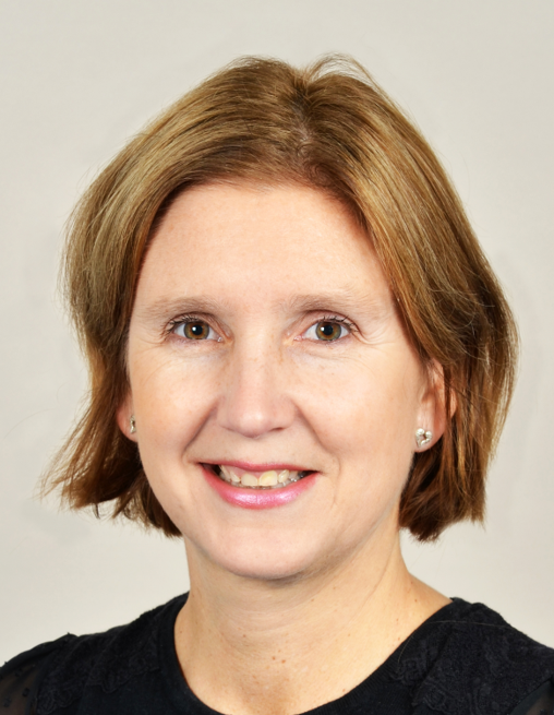 Et nærbilde av en smilende person