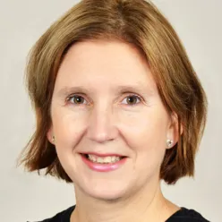 Et nærbilde av en smilende person