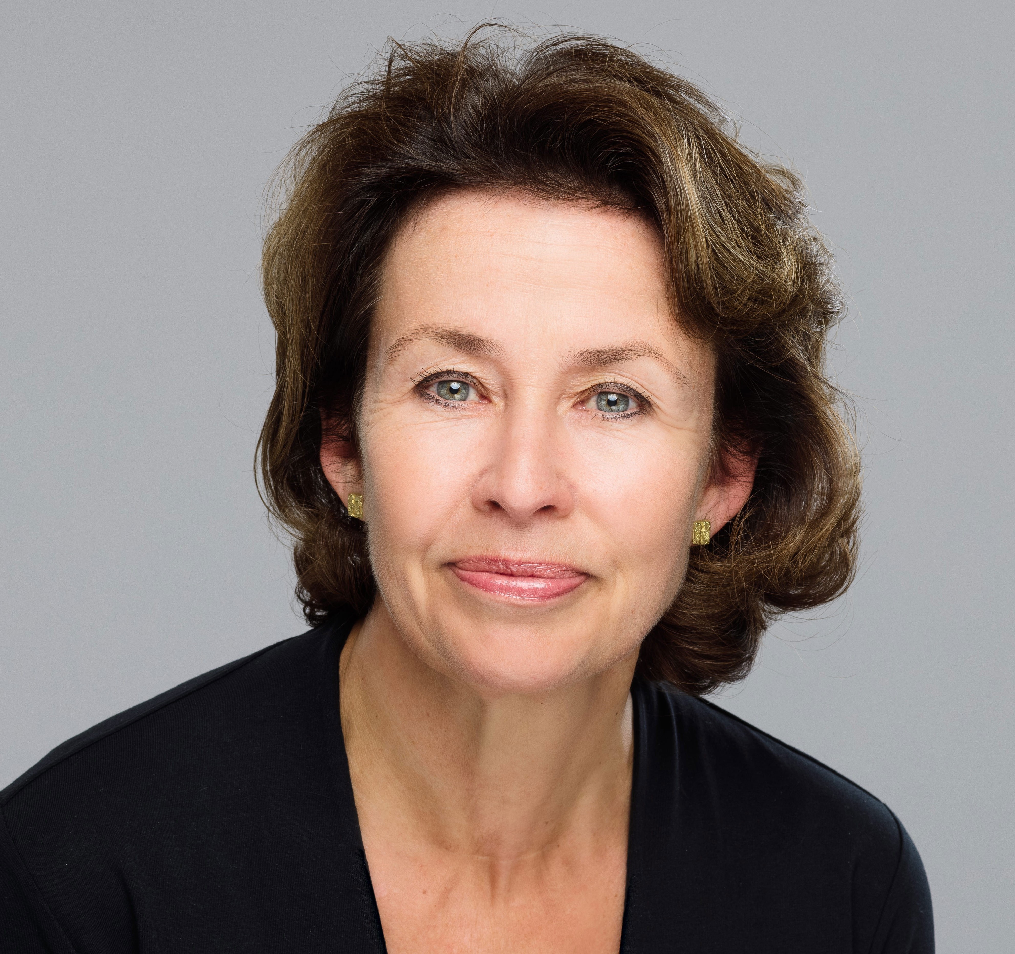 En person med kort hår