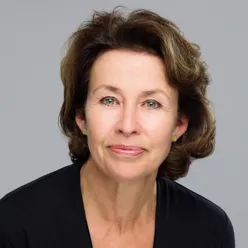 En person med kort hår