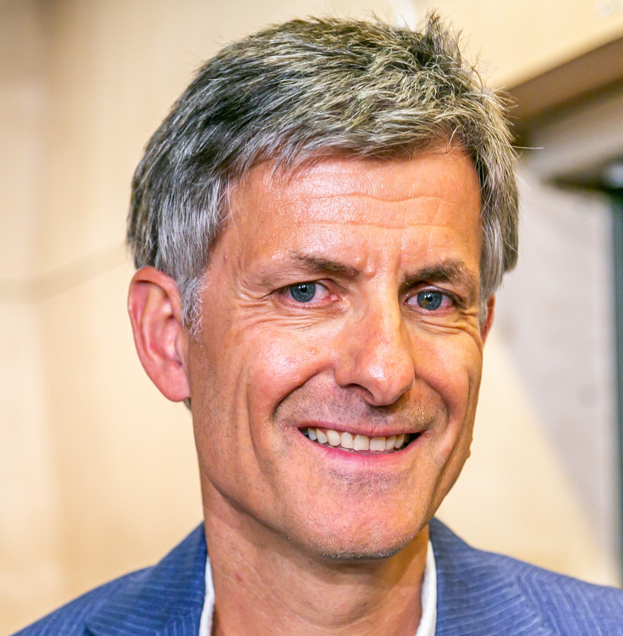 En mann som smiler til kameraet