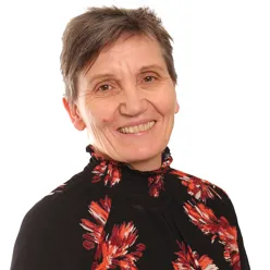 En mann som smiler til kameraet