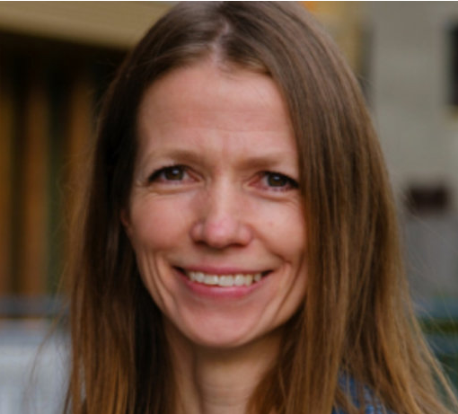 Et nærbilde av en kvinne som smiler