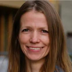 Et nærbilde av en kvinne som smiler