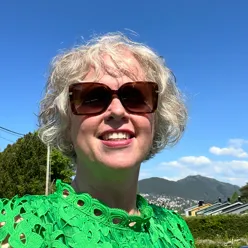 En person som bruker solbriller