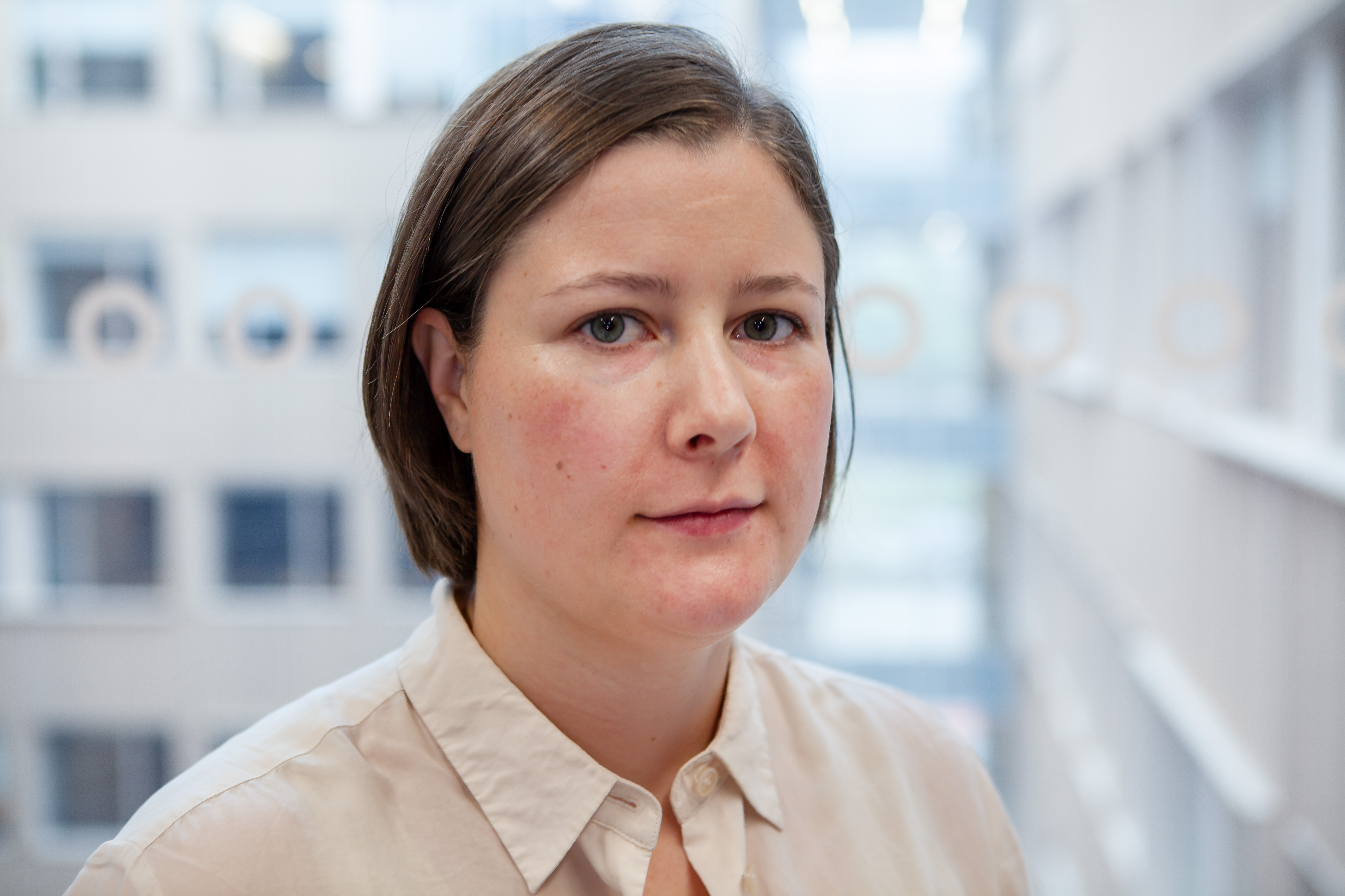 En mann med brunt hår