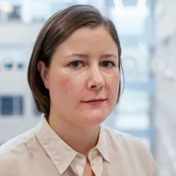 En mann med brunt hår