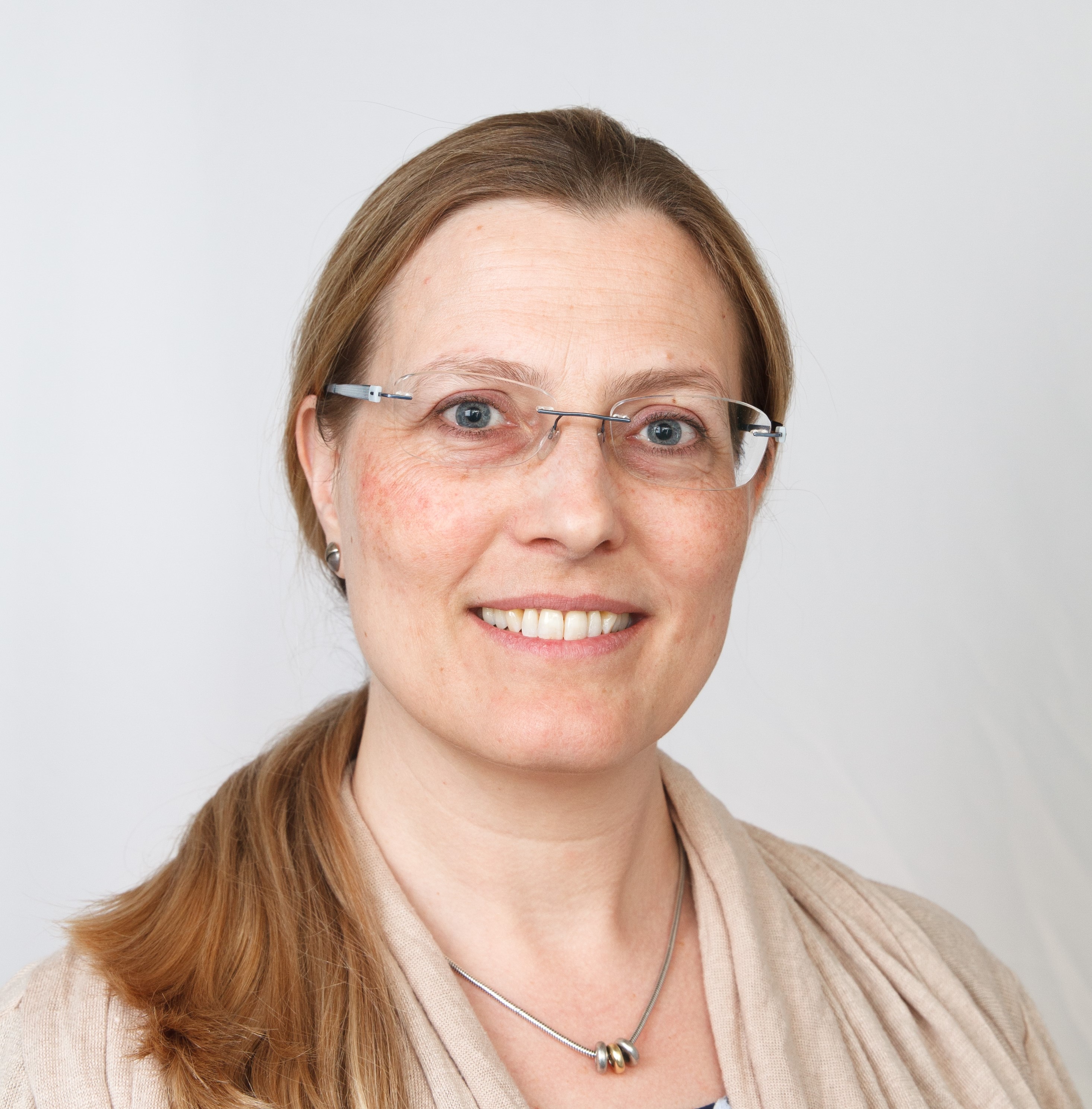 Et nærbilde av en mann som smiler