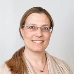 Et nærbilde av en mann som smiler