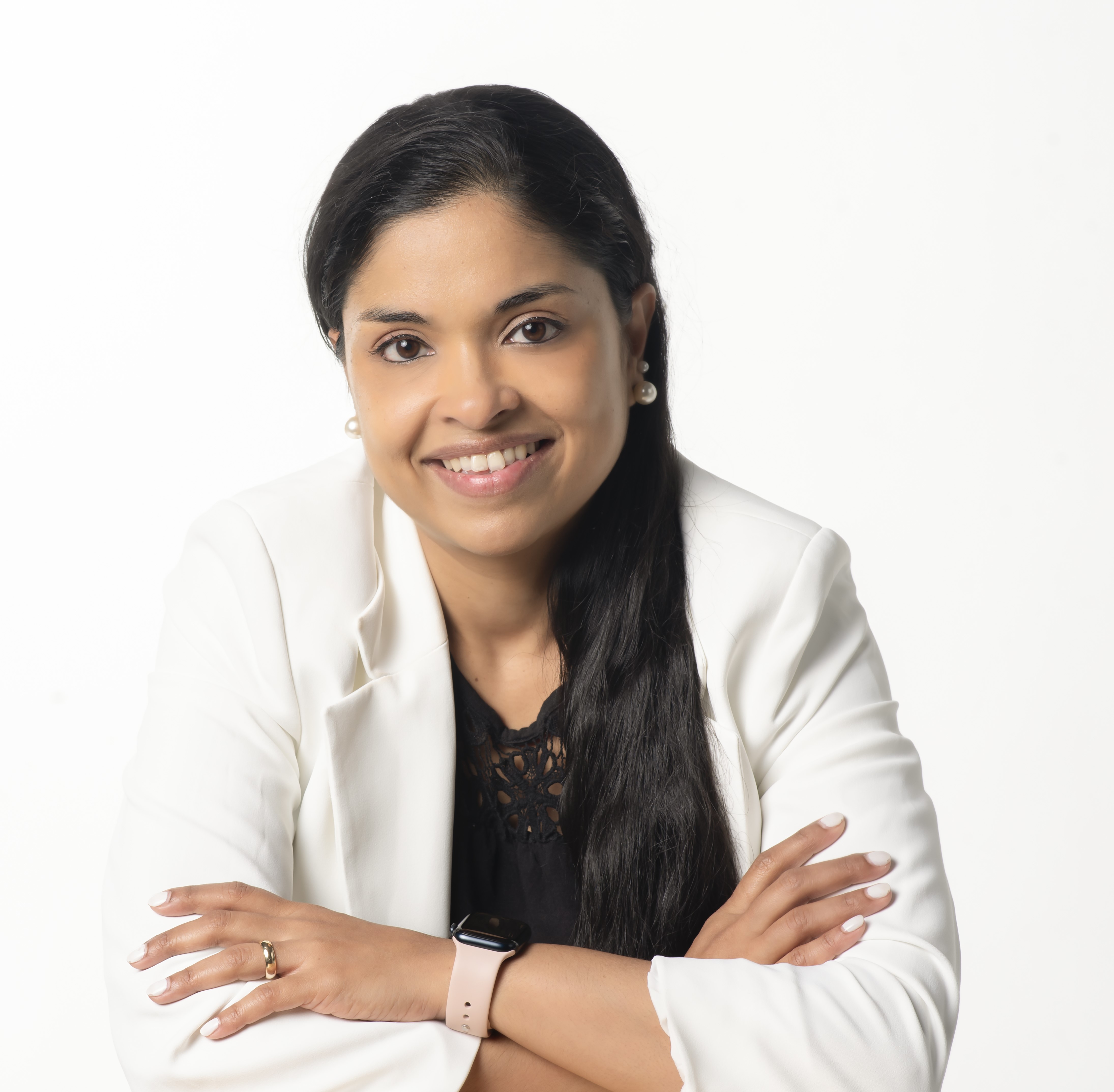 En kvinne med armene i kors