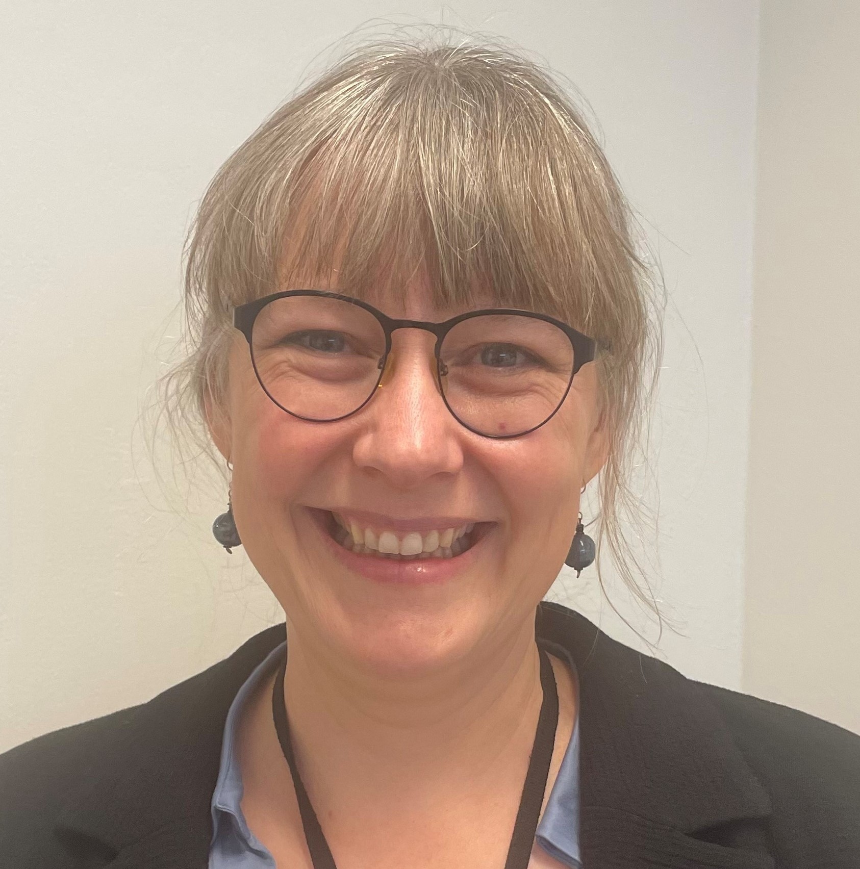 En person som bruker briller