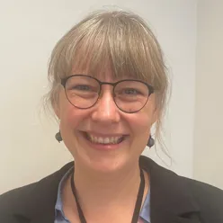 En person som bruker briller