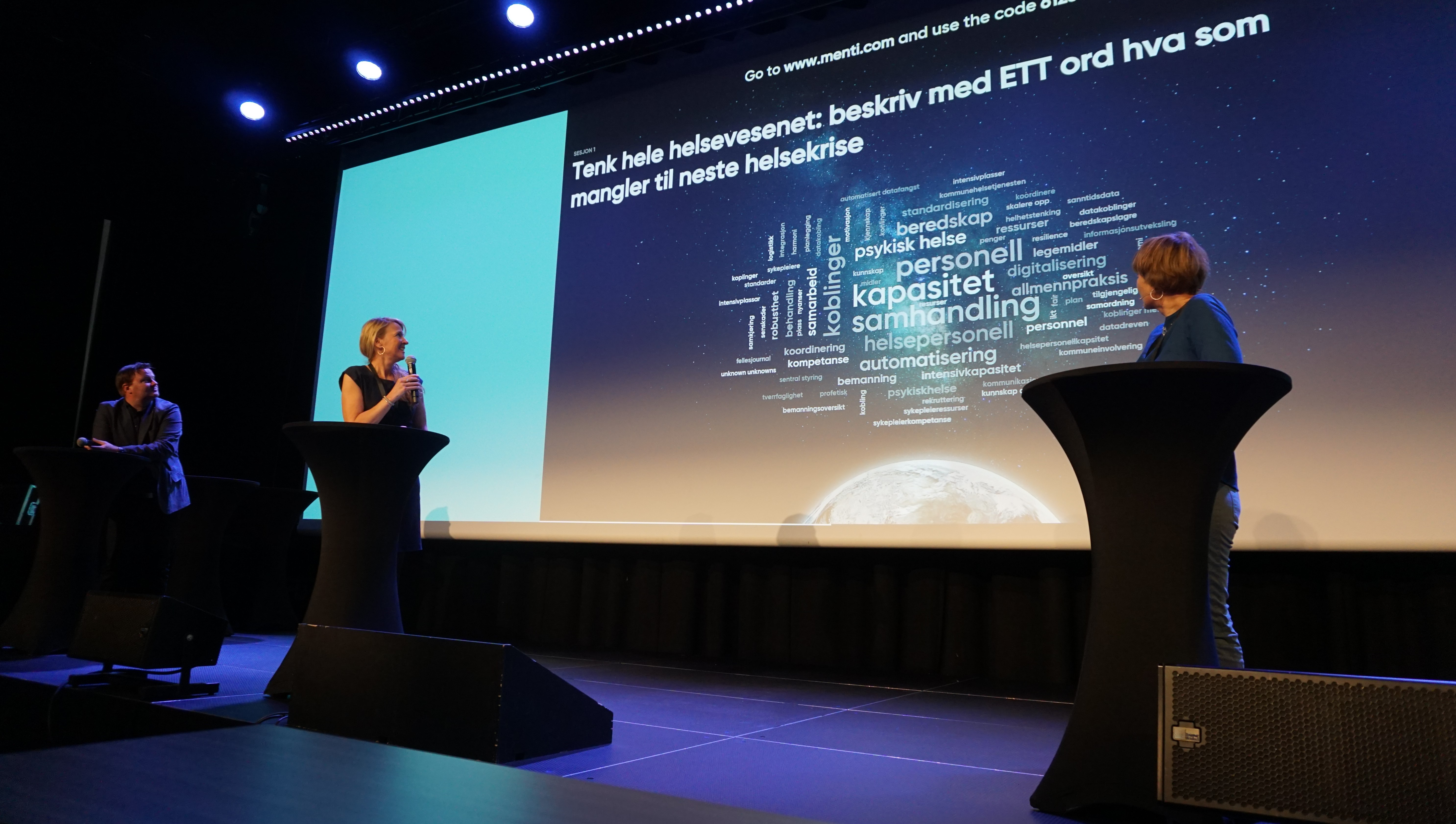 En gruppe mennesker på en scene