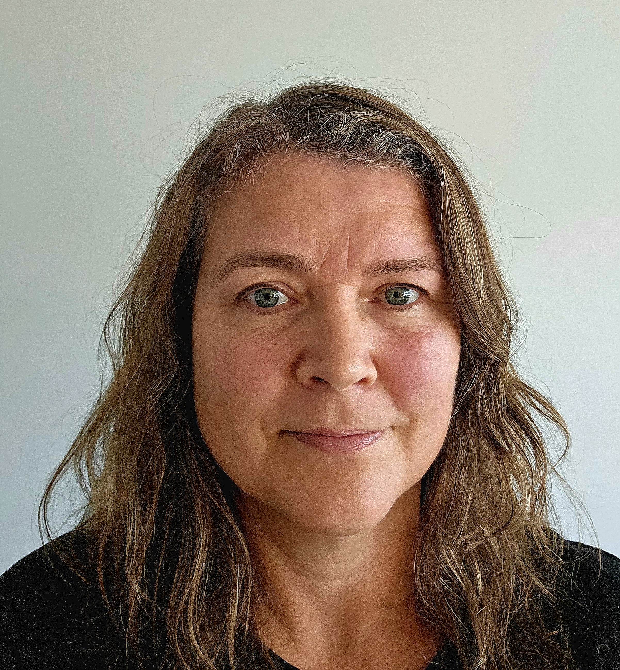 En kvinne med langt hår