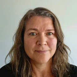 En kvinne med langt hår