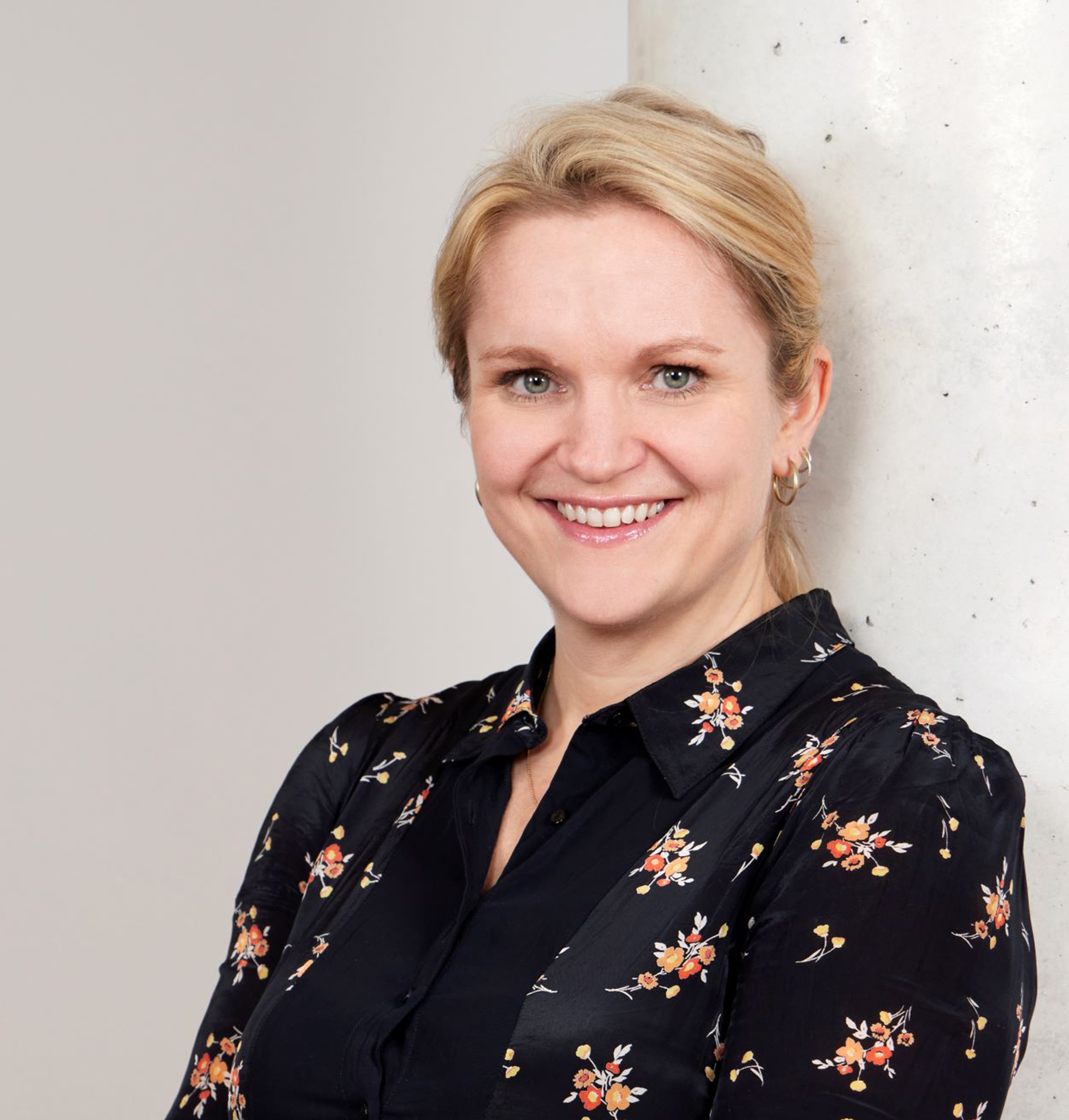 En person som smiler til kameraet