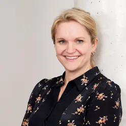 En person som smiler til kameraet