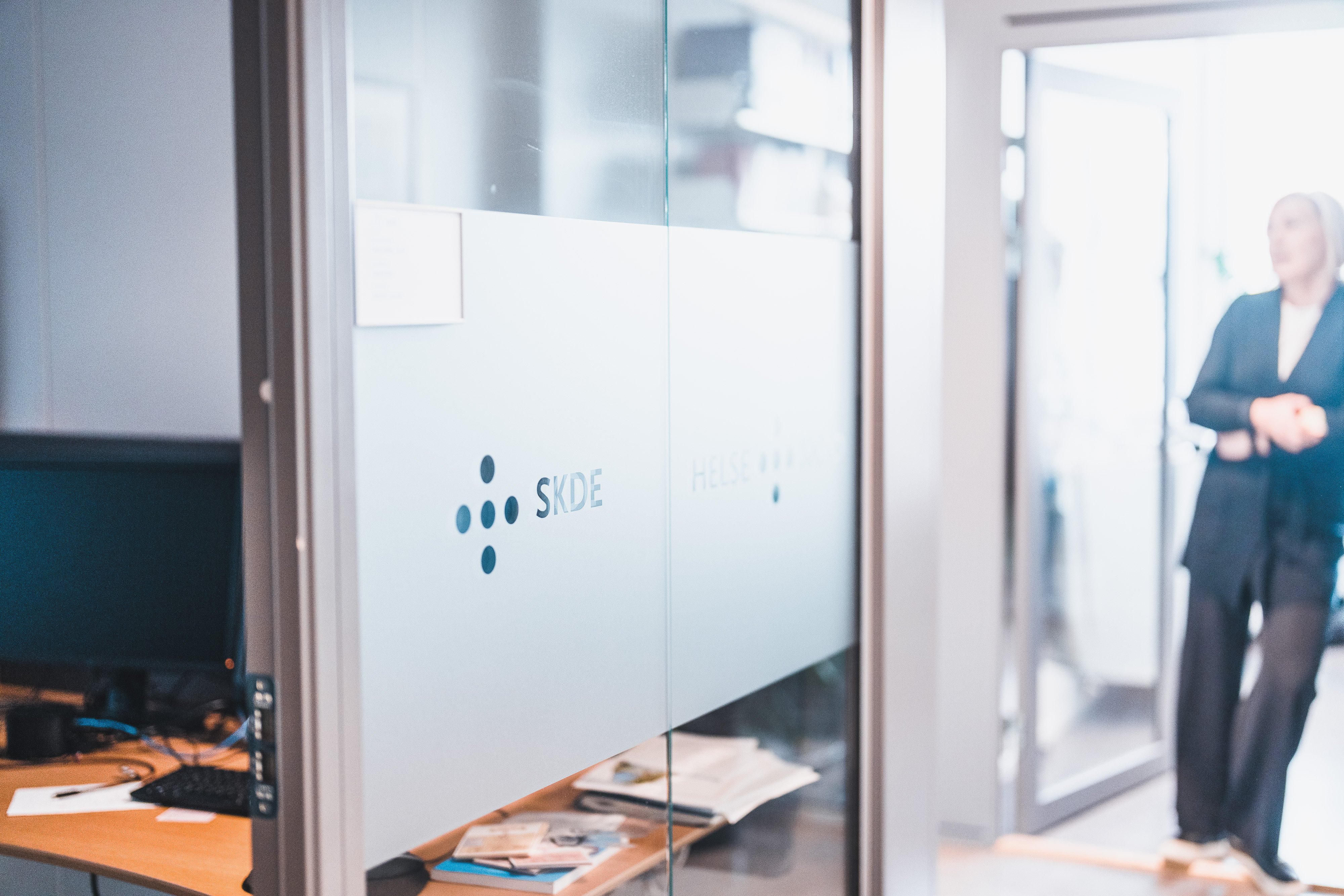 En person som står i et rom