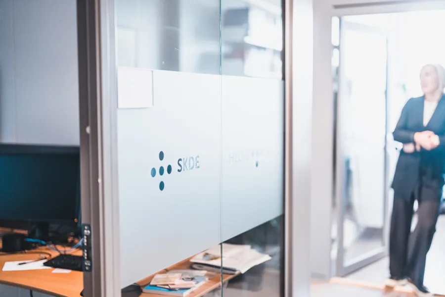 En person som står i et rom