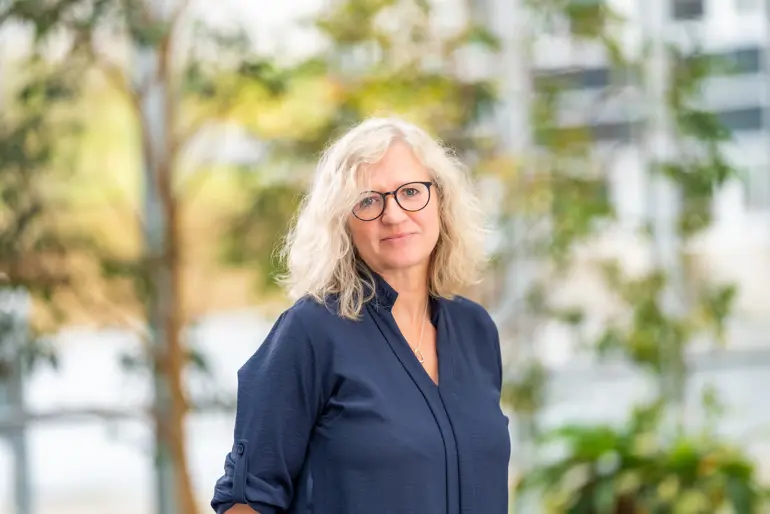 En kvinne som bruker briller